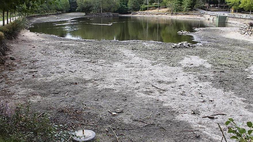 El lago de Castiñeiras en uno de sus períodos de sequía. // S.A.