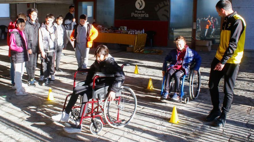 Con Eles pone en la piel de los alumnos de Vilagarcía el día a día de la discapacidad con el padrinazgo de los Mozos de Arousa