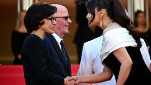 La ministra de culura francesa, Rachida Dati (izq.), y la actriz Selena Gomez (der.), en el Festival de Cannes.