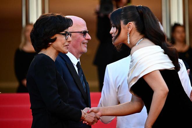 La ministra de culura francesa, Rachida Dati (izq.), y la actriz Selena Gomez (der.), en el Festival de Cannes.