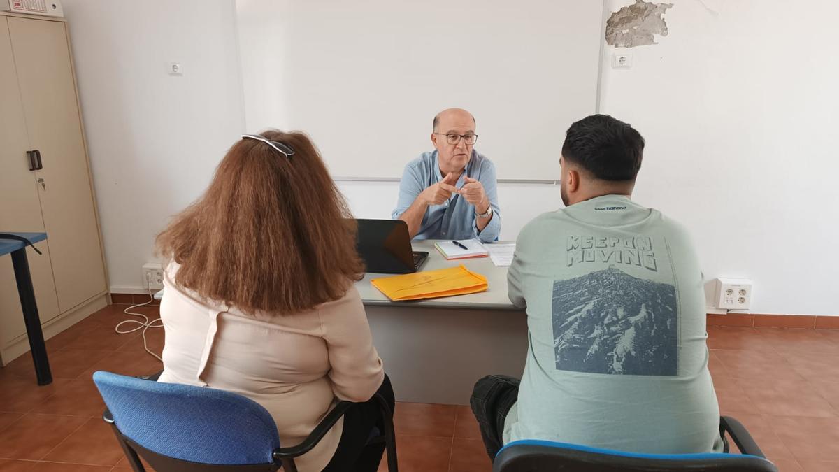 Dos vecinos, durante su entrevista con profesionales de la oficina del Defensor del Pueblo Andaluz.