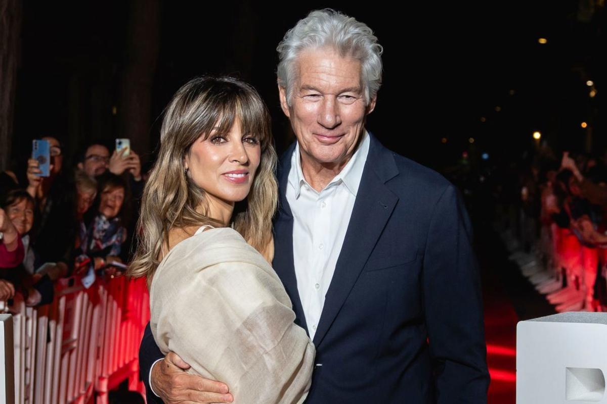 Richard Gere y su esposa, Alejandra Silva, en los Premios Sant Jordi de Cinematografía, en Barcelona, donde él recibió un galardón a toda su carrera.