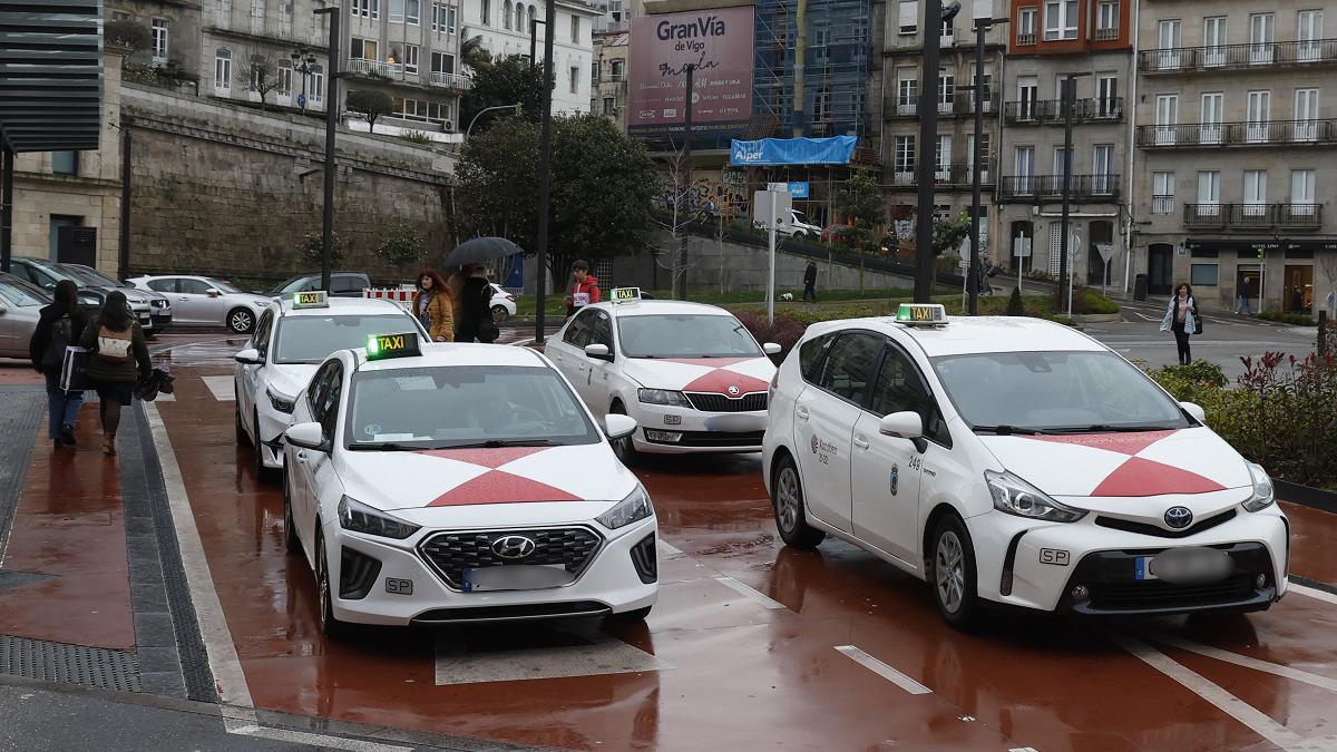 Taxis estacionados a la entrada de Vialia, en Vigo.