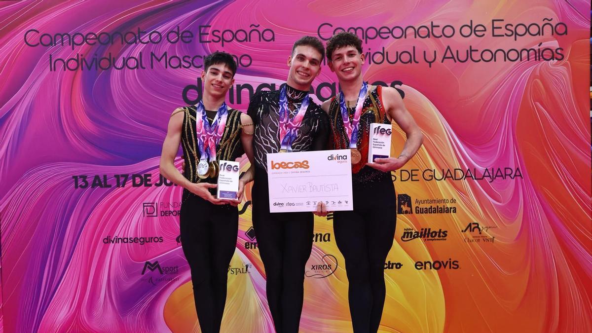 Aitor Medina, a la derecha, posa en el podio con losotros medallistas del Nacional