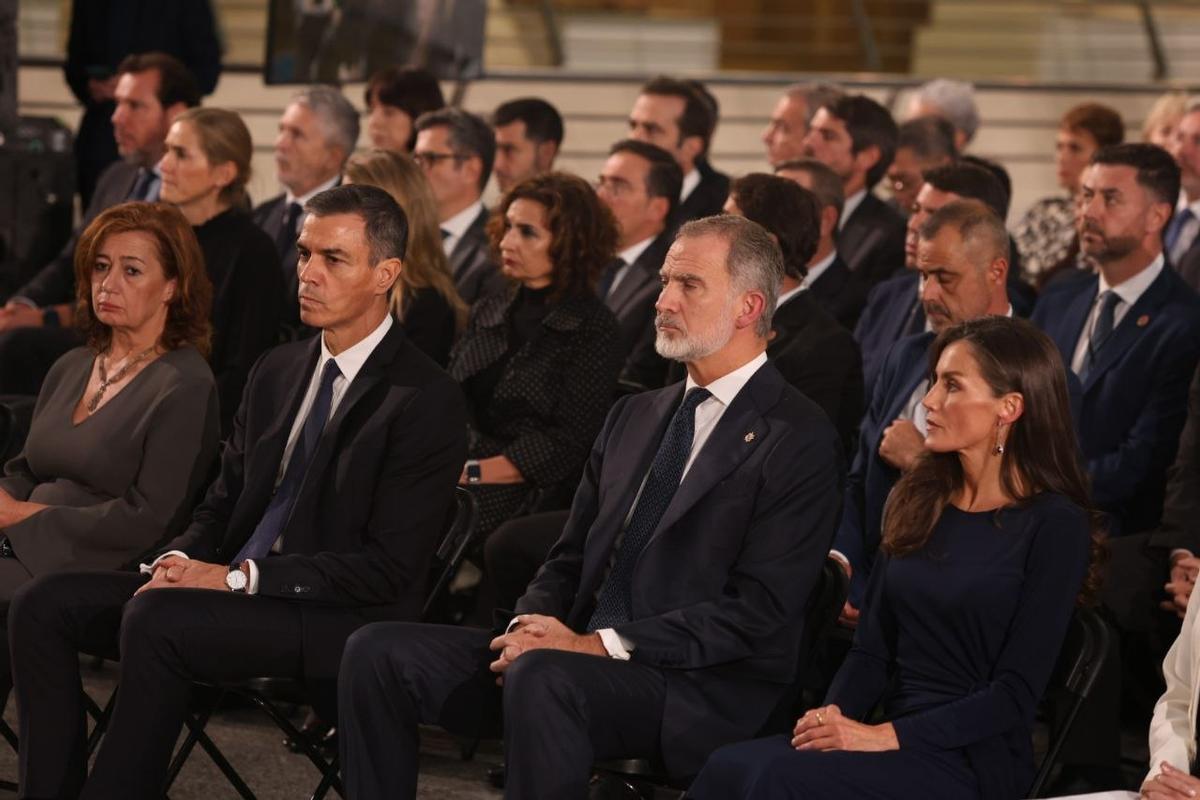 La presidenta del Congrés dels Diputats, Francina Armengol; el president del govern espanyol, Pedro Sánchez, i els reis Felip VI i Letícia al funeral d'Estat per a les víctimes de la dana del 29 d'octubre de fa un any, a València.