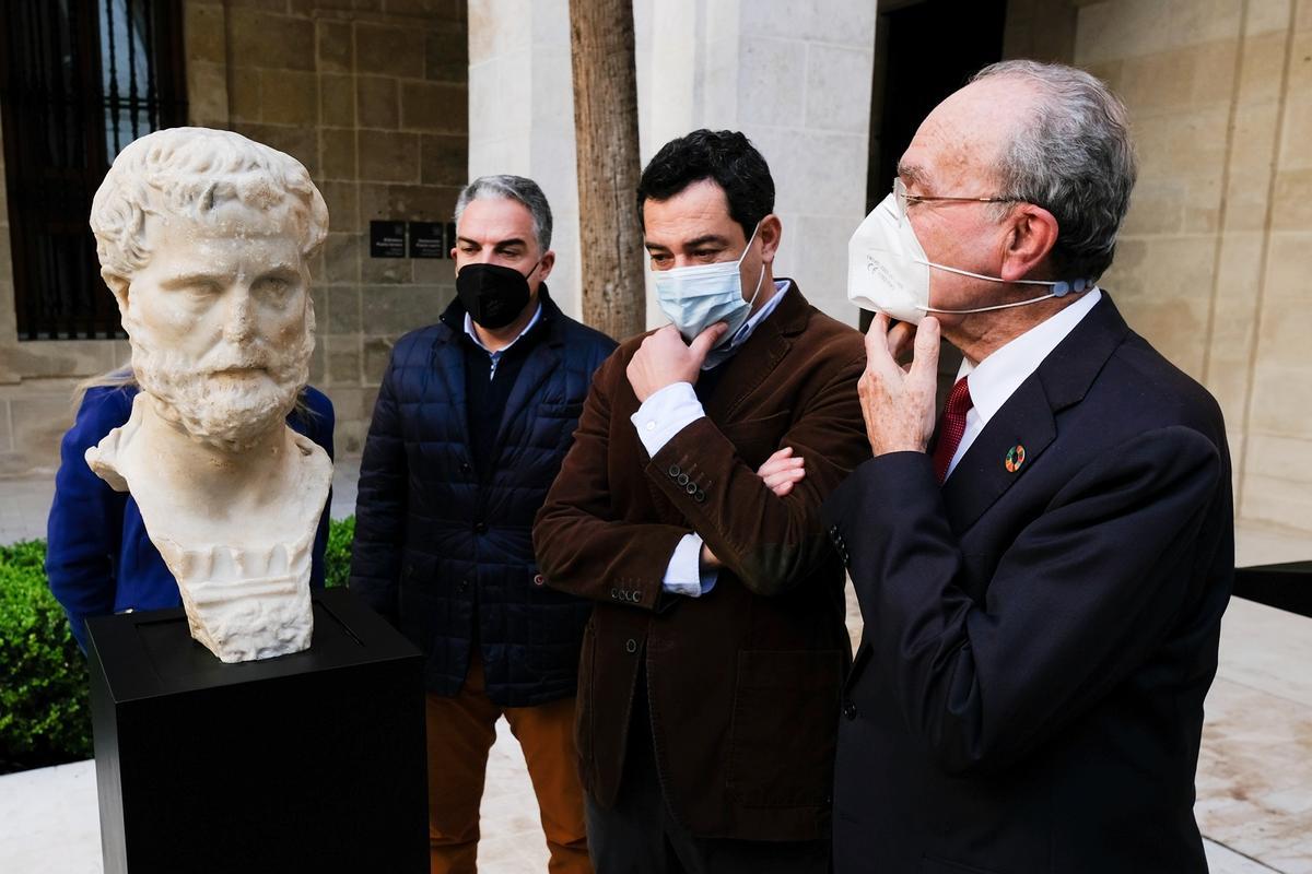 Elías Bendodo, Juana Moreno y Francisco de la Torre, en la presentación de la pieza en el Museo de Málaga, en 2022.