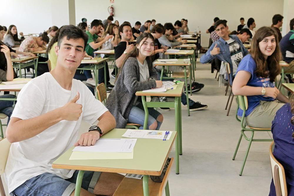 Alumnos se examinan de la PAU en Gijón