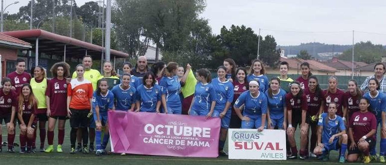 Los equipos, con la pancarta de apoyo a la lucha del cáncer de mama.