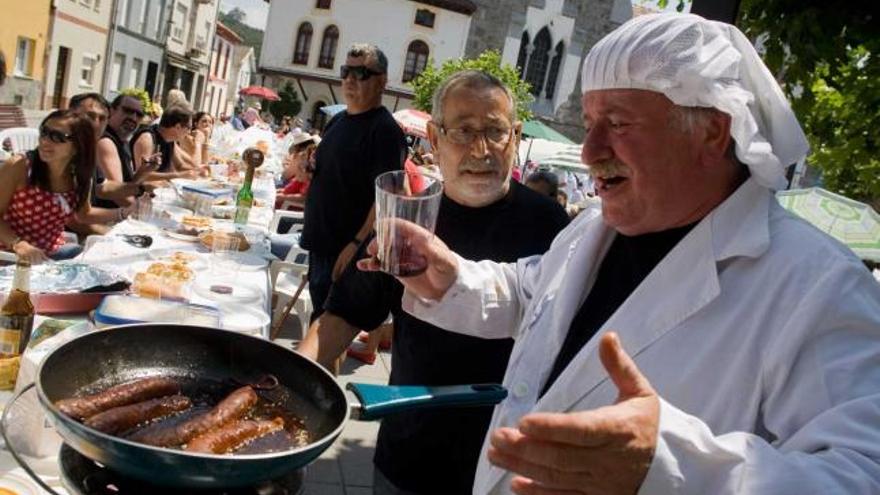 Asistentes a una pasada edición de la comida callejera de La Arena.