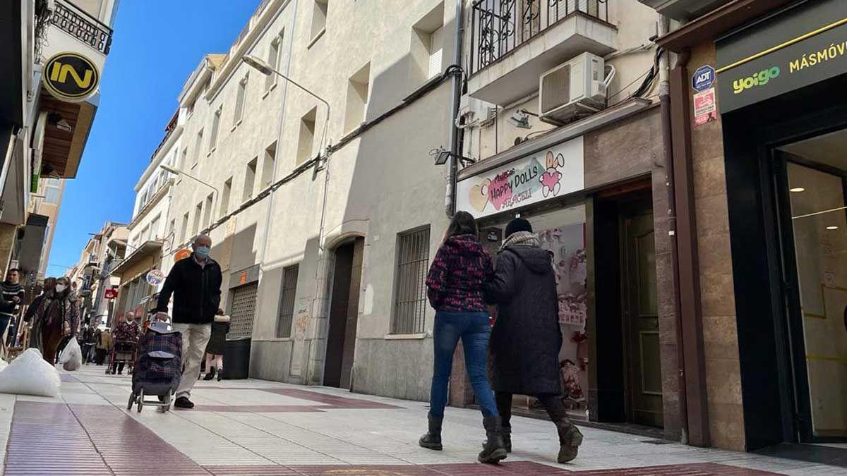 Calle de Església de Calella, delante del domicilio de la víctima.