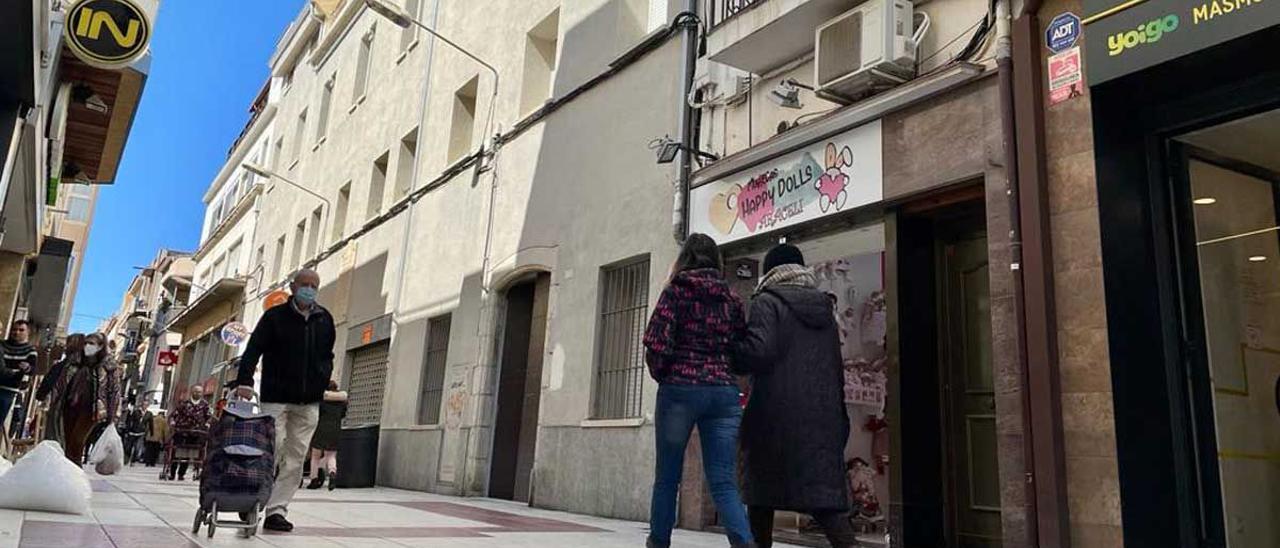 Calle de Església de Calella, delante del domicilio de la víctima.