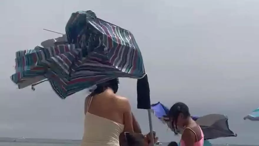 Y ahora un pequeño tornado hace volar sombrillas y desata el caos en la playa de la Fossa de Calp (vídeo)