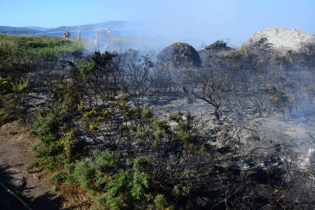 El primer incendio forestal del verano en O Morrazo quemó 3.500 metros cuadrados de monte raso en Cabo Udra, dentro de los terrenos de la Comunidade de Montes en Man Común de Beluso (Bueu). El primer incendio forestal del verano en O Morrazo quemó 3.500 metros cuadrados de monte raso en Cabo Udra, dentro de los terrenos de la Comunidade de Montes en Man Común de Beluso (Bueu).