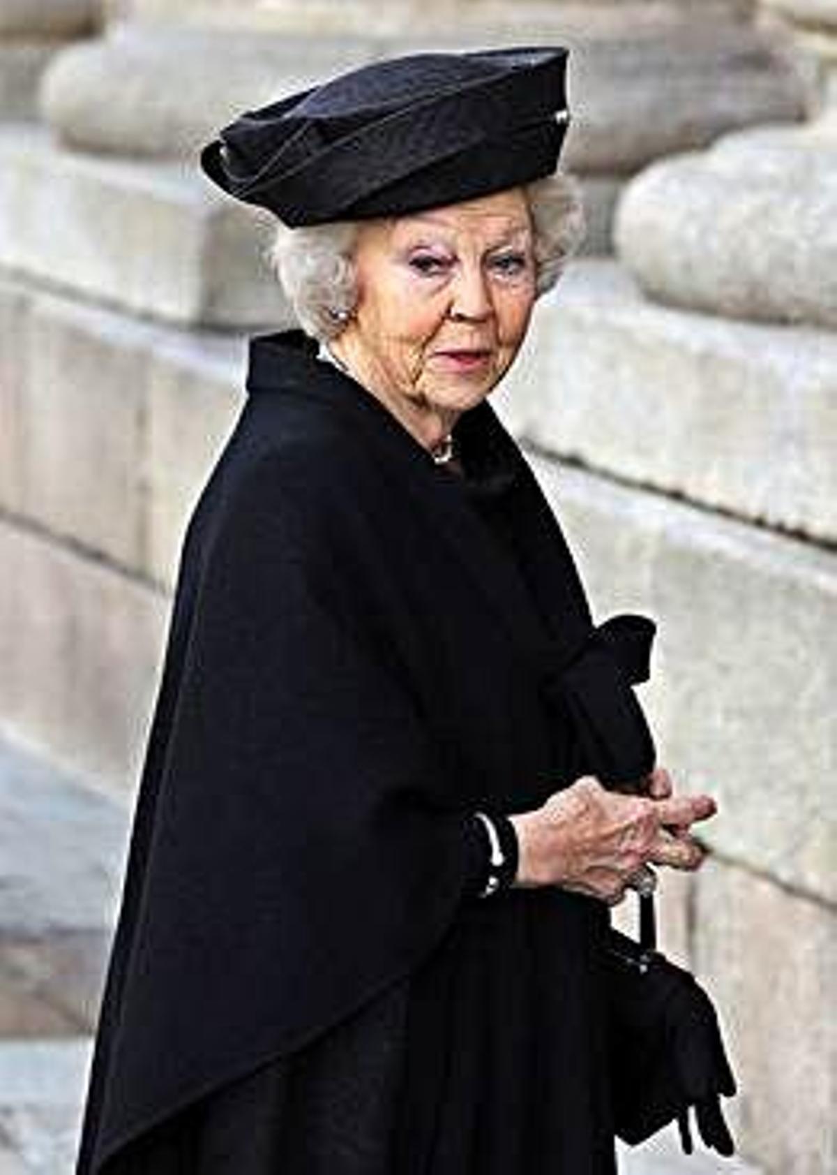 Arriba, los Reyes saludan a Simoneta Gómez Acebo a su llegada al funeral; abajo, de izquierda a derecha: Beatriz de Holanda; don Juan Carlos y doña Sofía; Carmen Cervera y Laura Ponte, junto a Beltrán Gómez Acebo (de espaldas).