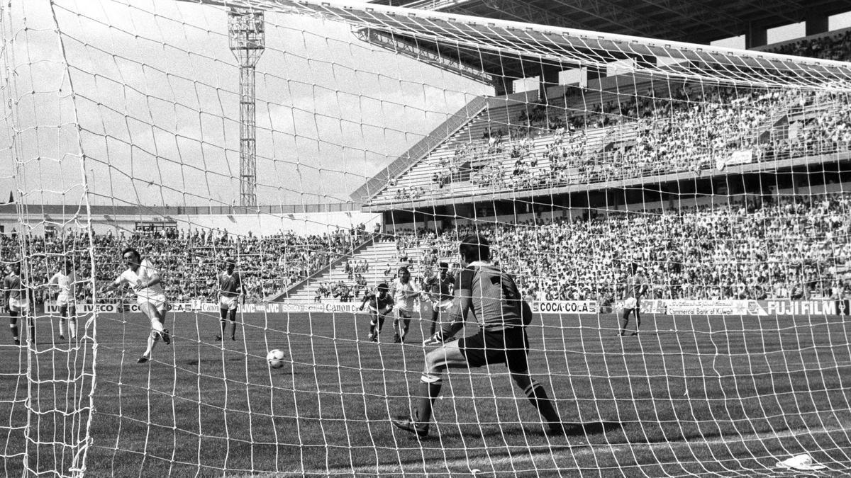 Antonin Panenka lanzando una pena máxima.