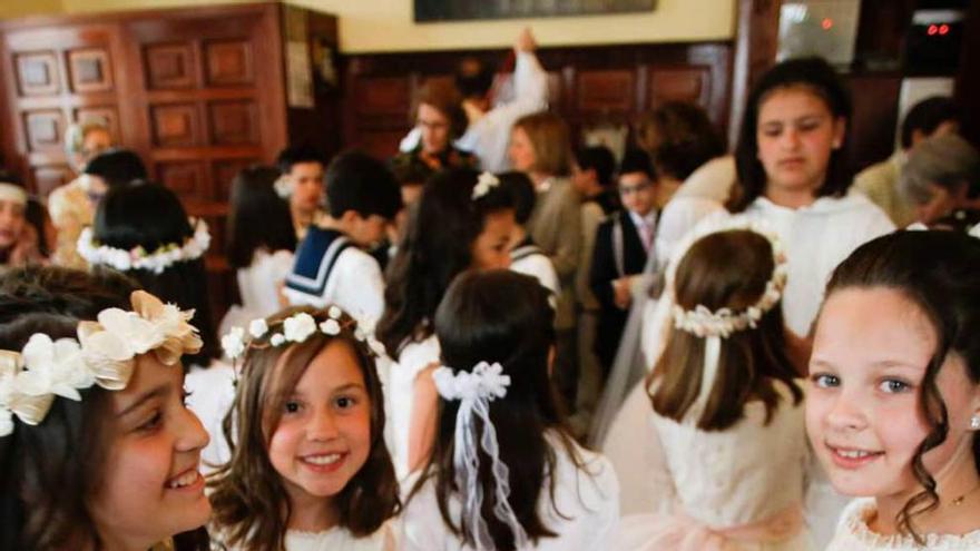 Niñas de comunión, ayer, en la iglesia de Santo Tomás.