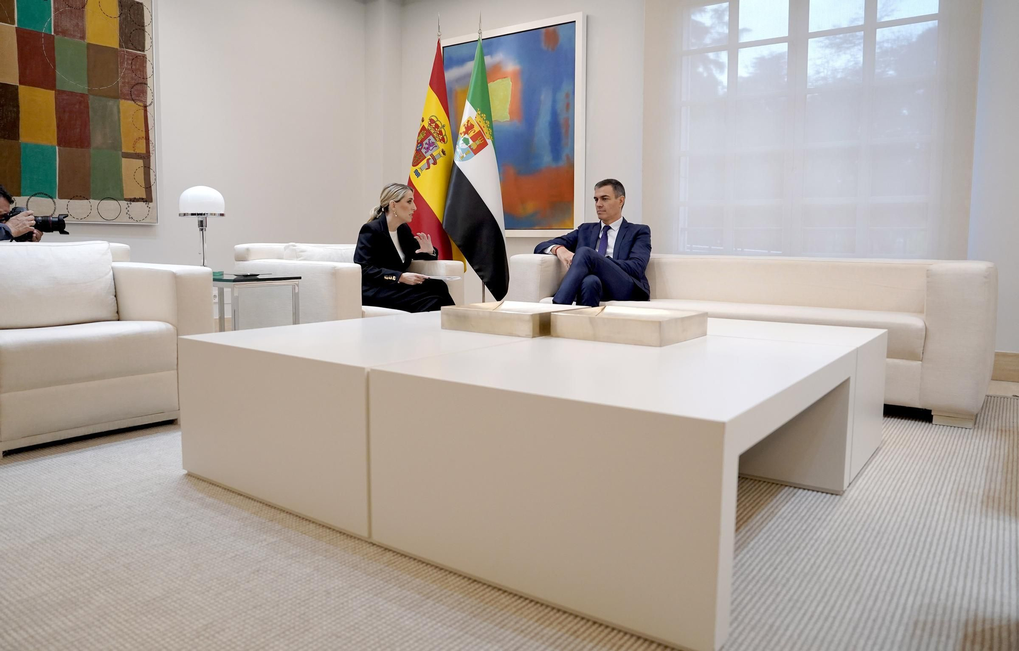La reunión de Pedro Sánchez en Moncloa con Marga Prohens y María Guardiola, en imágenes