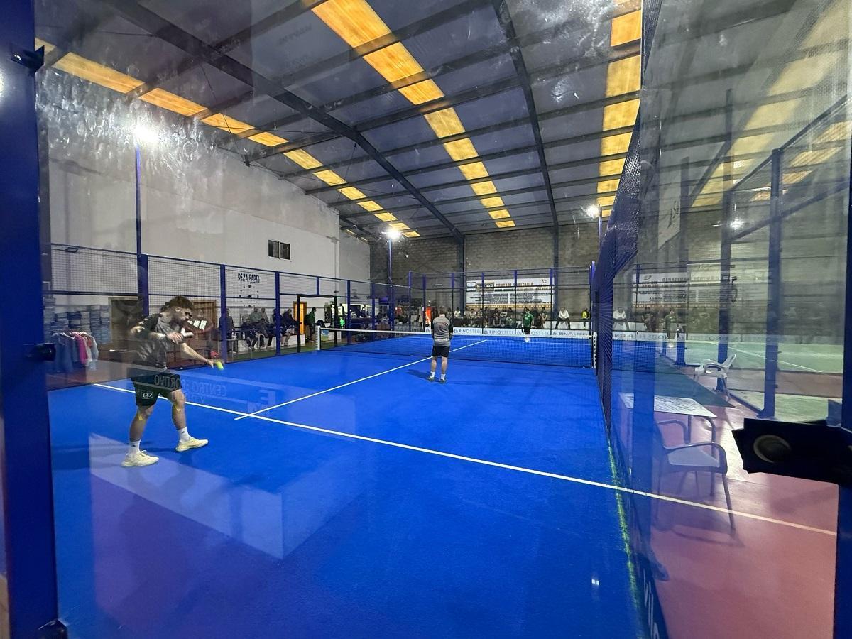 Partido de pádel en una pista de Vigo