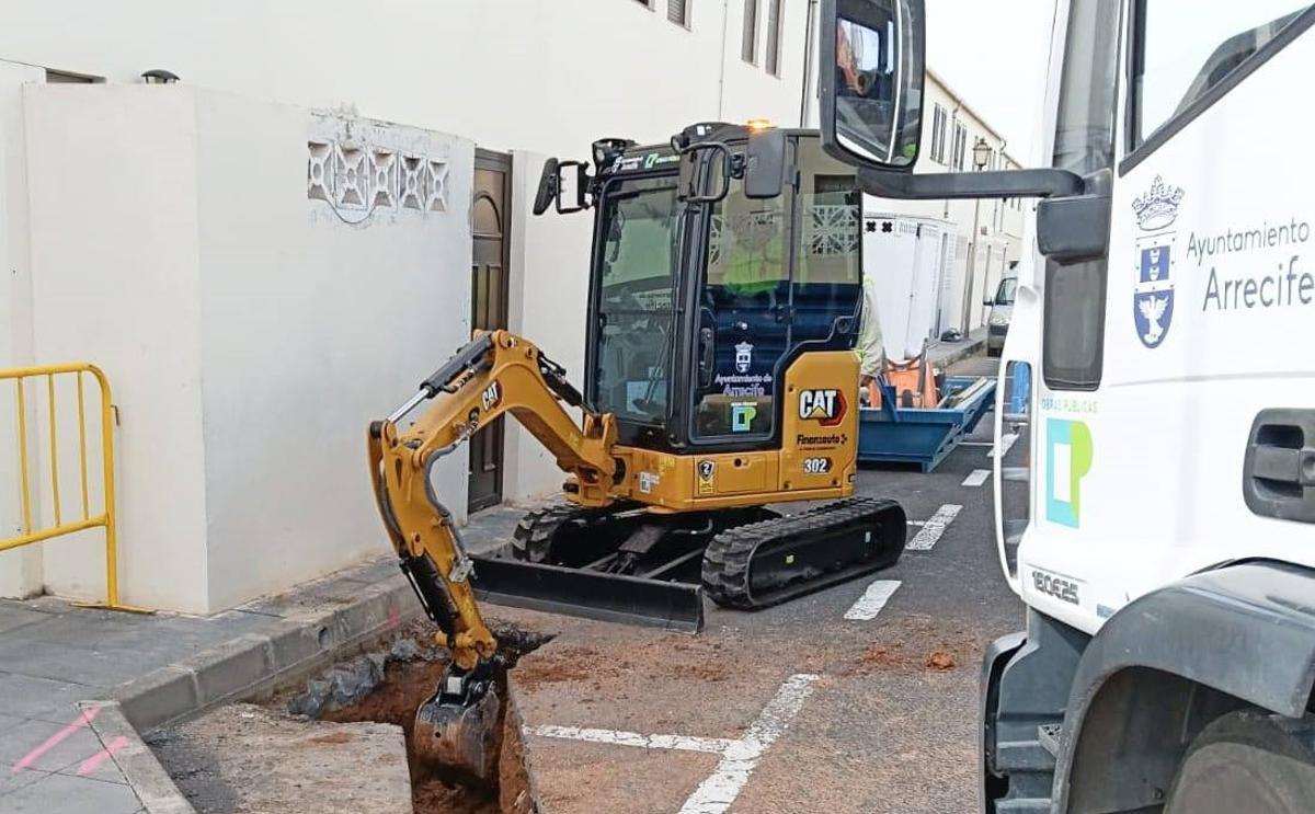 La Concejalía de Obras Públicas de Arrecife instala nuevos imbornales en calles de Argana Alta