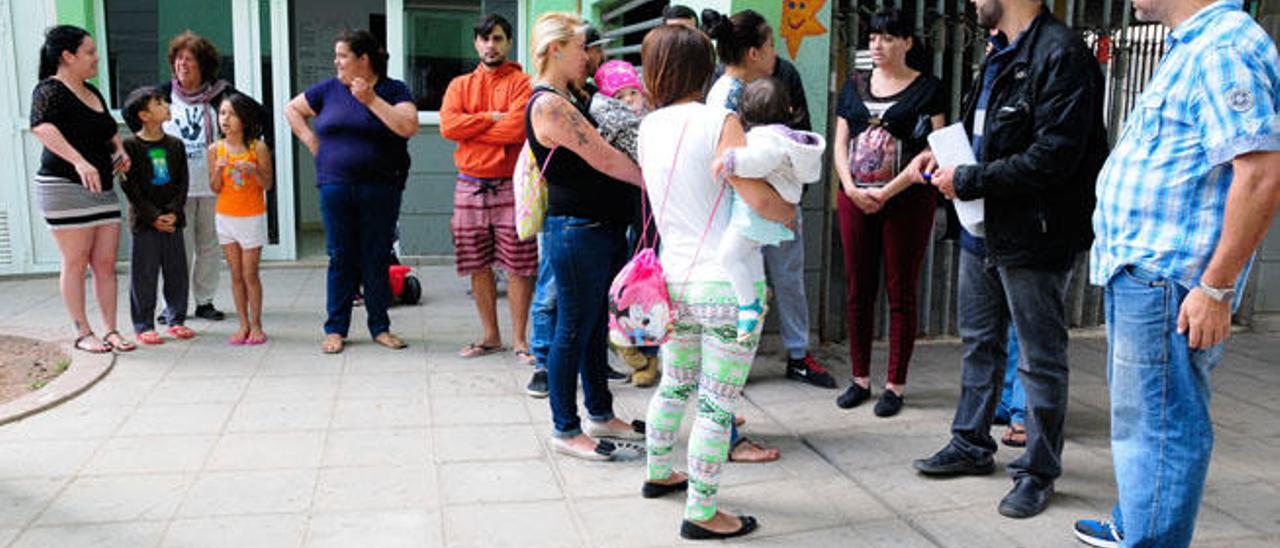 Un grupo de okupas del edificio de viviendas del Albercón de la Virgen de Guía, ayer.