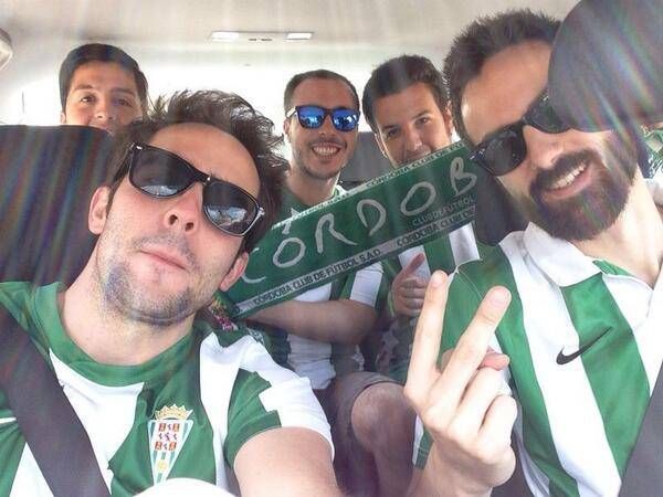 Los aficionados animan al Córdoba CF con sus selfies