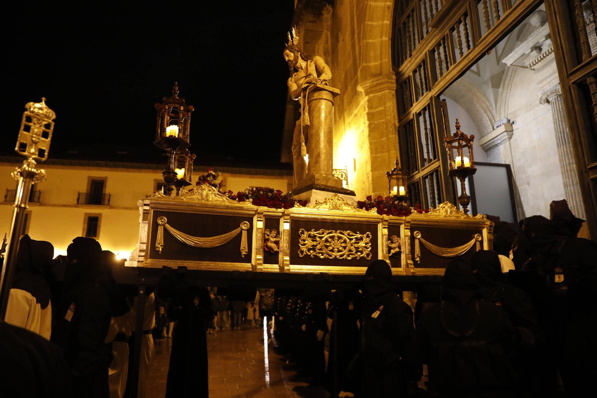 En imágenes | Procesión del Silencio por la calles de Oviedo