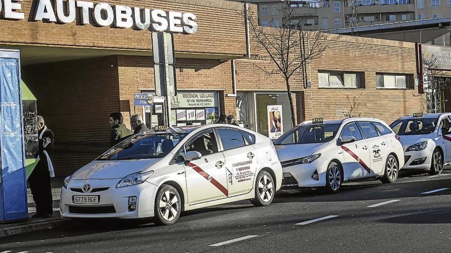 Los taxistas cacereños denuncian que los autobuses interurbanos paren dentro de la ciudad