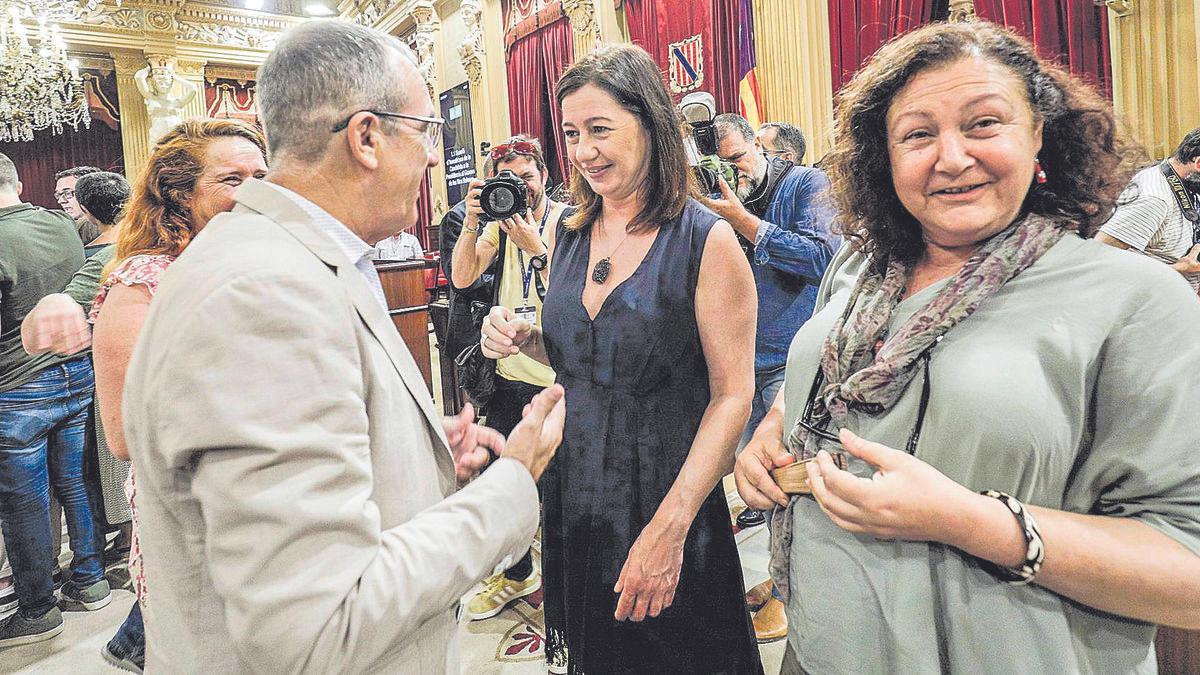 Francina Armengol con los representantes de Podemos y miembros de su Govern, Mae de la Concha y Juan Pedro Yllanes.