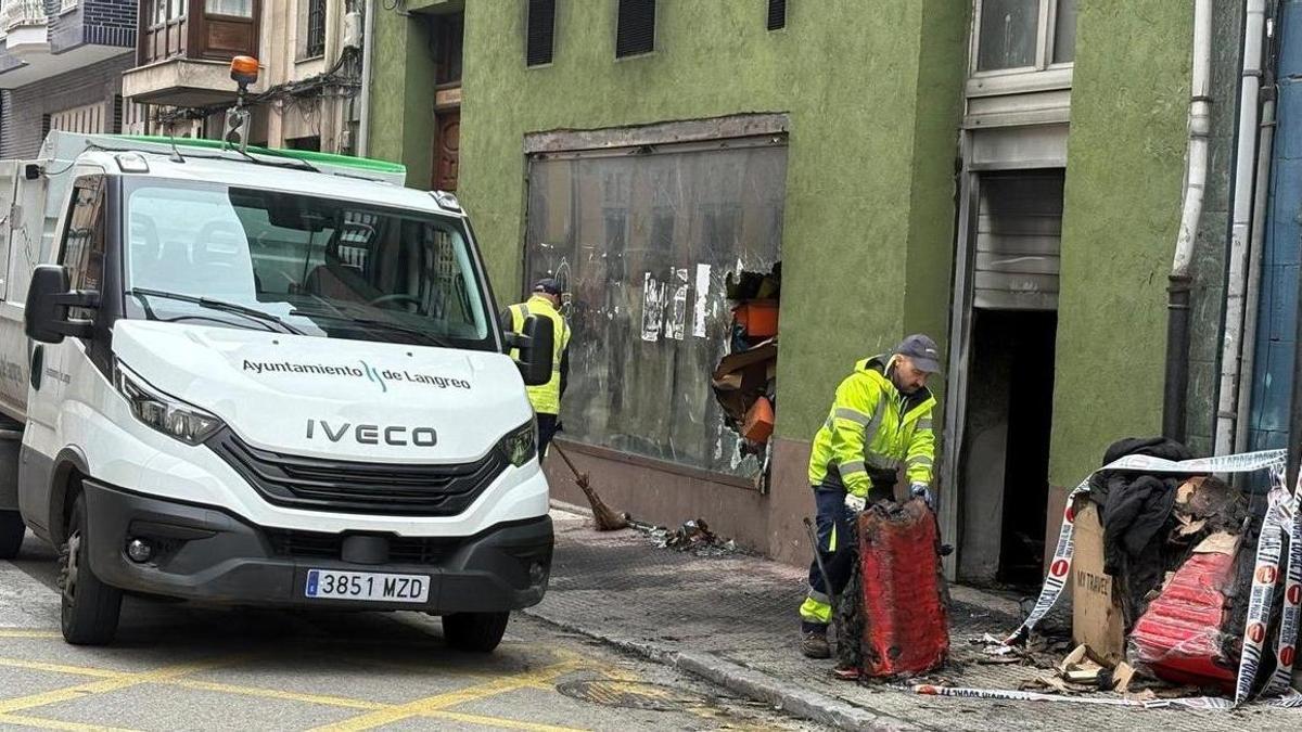 Muere un hombre en el incendio de un bazar chino de La Felguera