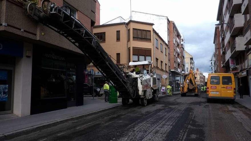 Trabajadores realizan labores de fresado en la calle de Pablo Morillo.