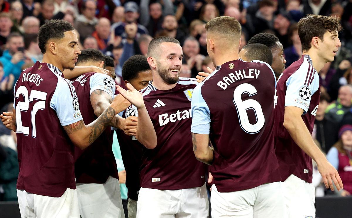 Birmingham (United Kingdom), 22/10/2024.- Captain John McGinn (C) of Villa celebrates with teammates after scoring the opening goal during the UEFA Champions League soccer match between Aston Villa FC and Bologna FC 1909, in Birmingham, Britain, 22 October 2024. Ñ (Liga de Campeones, Reino Unido) EFE/EPA/ADAM VAUGHAN