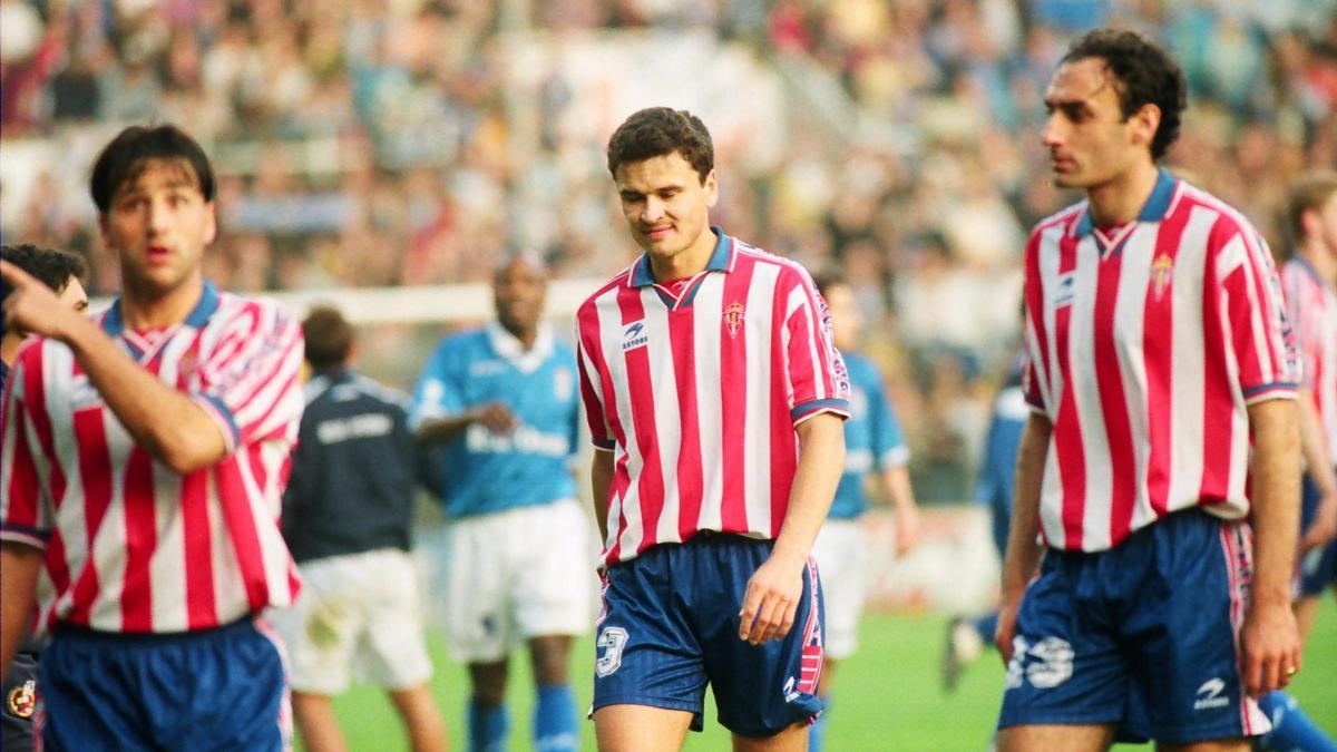 Por la izquierda, José Manuel, Nikiforov y Poyatos, en un partido del Sporting ante el Oviedo en el curso 1997-1998.