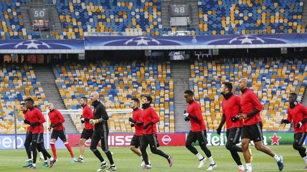 Los jugadores del Benfica se ejercitan en el Olímpico de Kiev