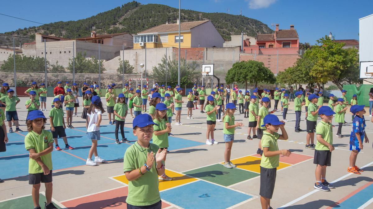 Escolares celebran el Día Mundial del Medio Ambiente en el colegio de Hurchillo, en Orihuela