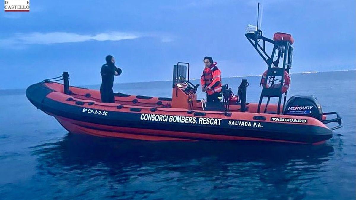 La embarcación del Consorcio Provincial de Bomberos en el dispositivo de búsqueda del buceador desaparecido.