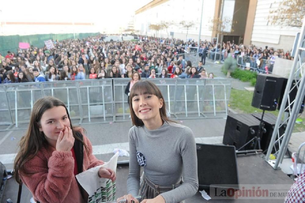 Firma de discos de Aitana en Murcia