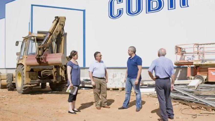 El alcalde de Castrogonzalo conversa con el responsable de la empresa láctea junto a la zona ampliada por la empresa.