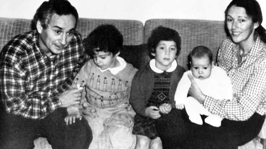 Fernando Cuadrado, con su familia, poco antes de su desaparición. | EFE