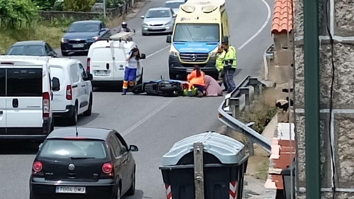 Los equipos médicos atienden a la motorista accidentada.