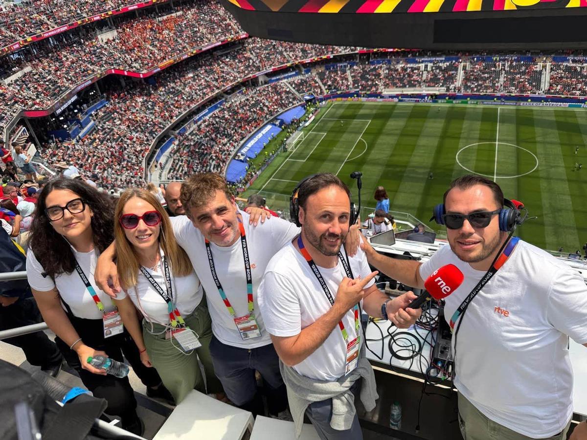María José (segunda por la izquierda) con parte del equipo de RNE.