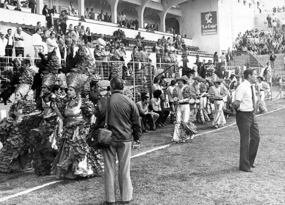 Desfile de comparsas y murgas en el Estadio Insular, con motivo del partido UD Las Palmas-Málaga, en 1980.