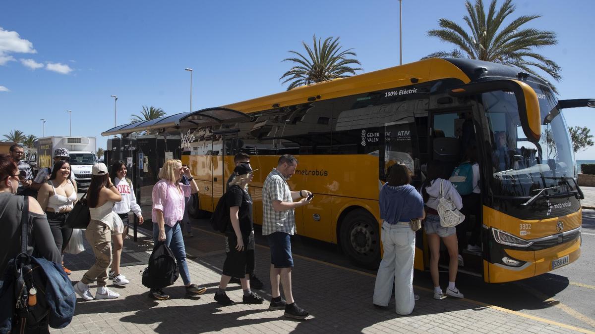 Usuarios, cogiendo el bus a València en el Port de Sagunt.