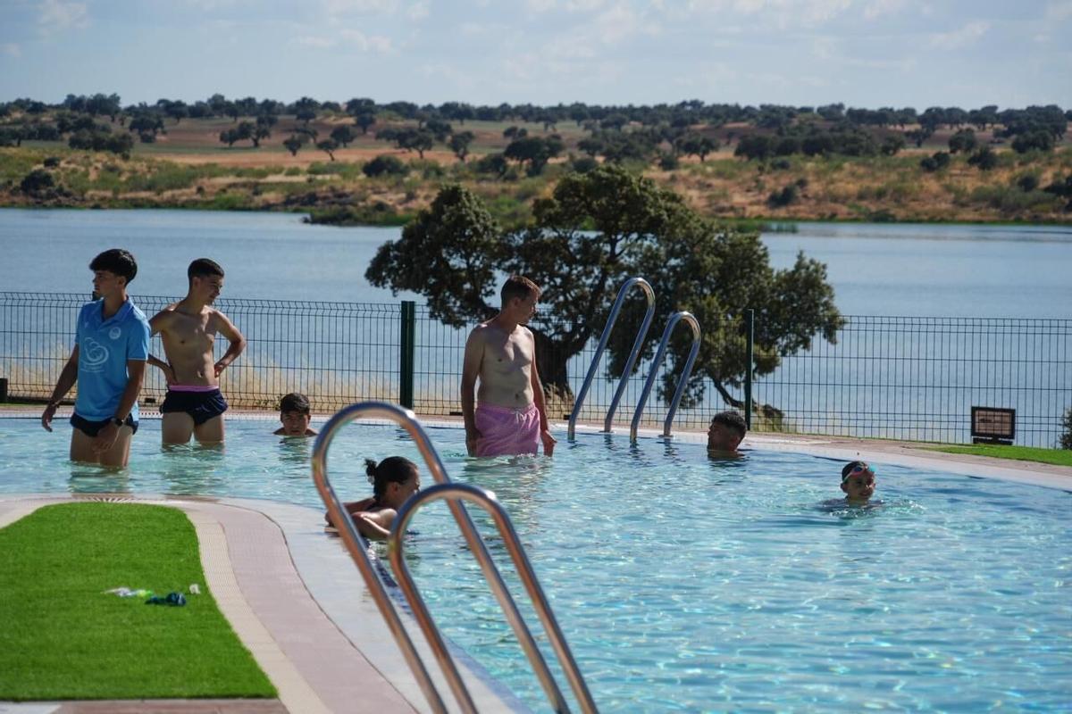 Apertura del baño en el embalse de La Colada, en El Viso