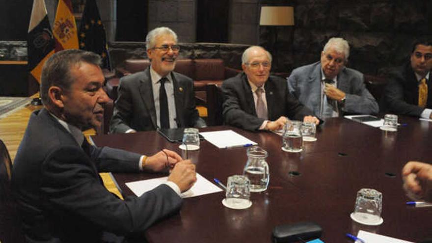 Rivero (i), el rector de la ULPGC, Regidor, el de La Laguna, Doménech, y Lothar Siemens, presidente del Consejo Social, ayer. | lp