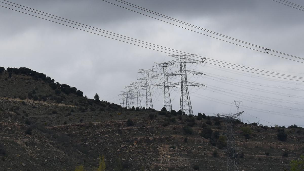 Imagen de una hilera de torres de alta tensión y cableado eléctrico desplegados en una zona de Els Ports.