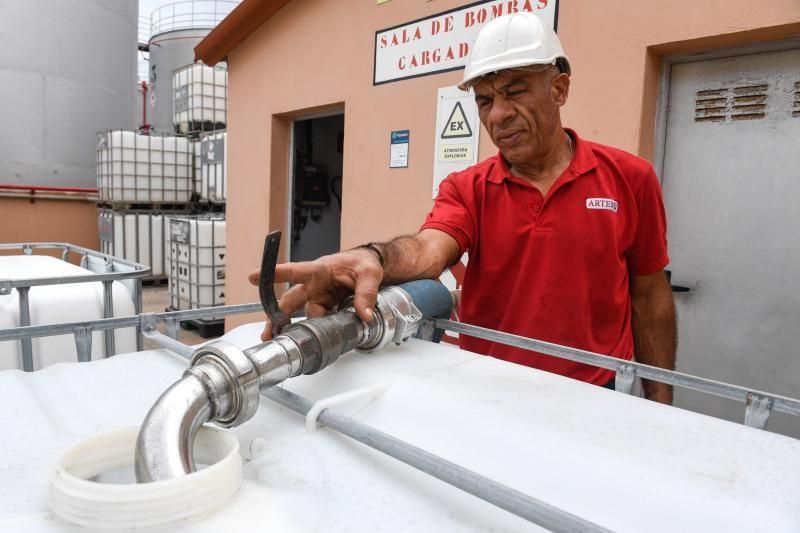 26-03-20  GRAN CANARIA. ZONA INDUSTRIAL DE SALINETAS.  TELDE. Arehucas para su produccón de bebidas espirituosas para fabricar alcohol para fines sanitarios en su fabricade ubicada en la Zona Industrial de Salinetas.  Fotos: Juan Castro.  | 26/03/2020 | Fotógrafo: Juan Carlos Castro