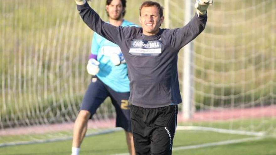 Entrenamiento en Getafe. Arnau, delante de Santamaría, ayer en la Ciudad Deportiva de Getafe.