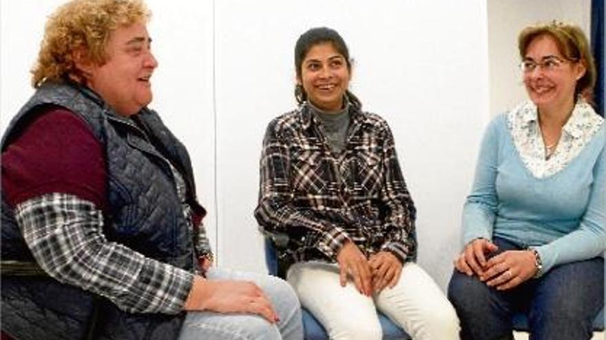 Inés Javega, Bhawna Dhahwanti i Mercè Luis, durant una trobada del projecte a Lloret.