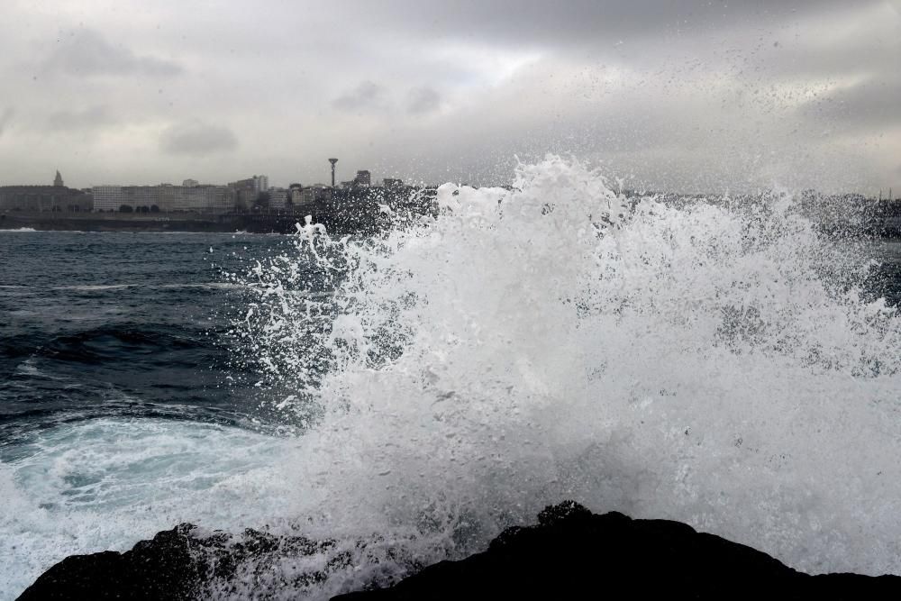 La costa de A Coruña, en alerta naranja por oleaje