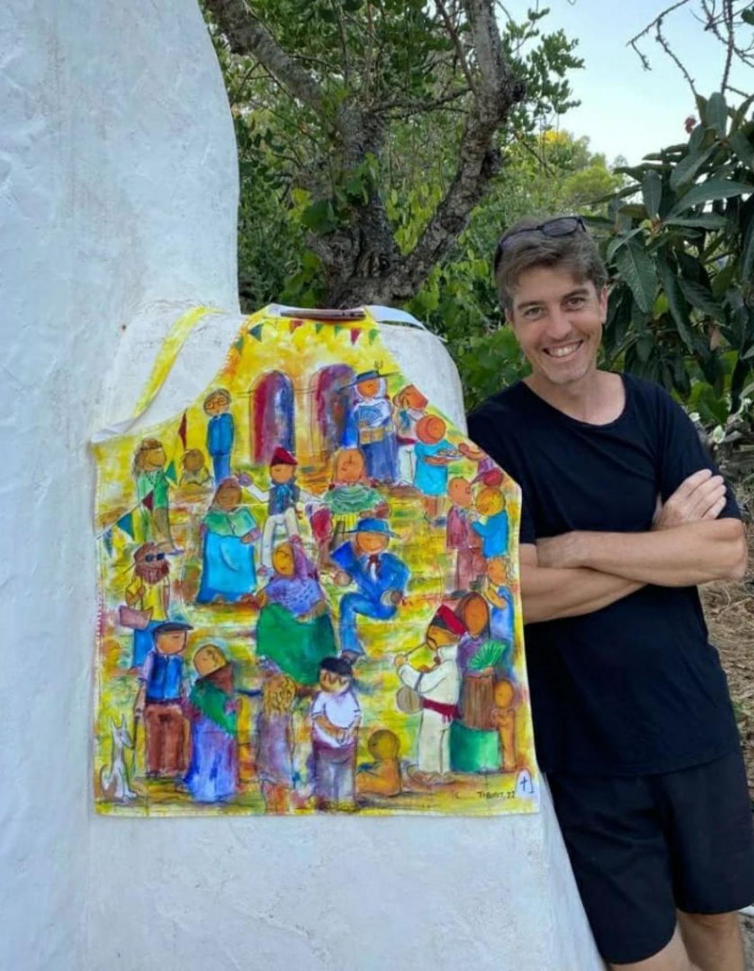 Antoni Marí ‘Tirurit’ posa junto a su obra.